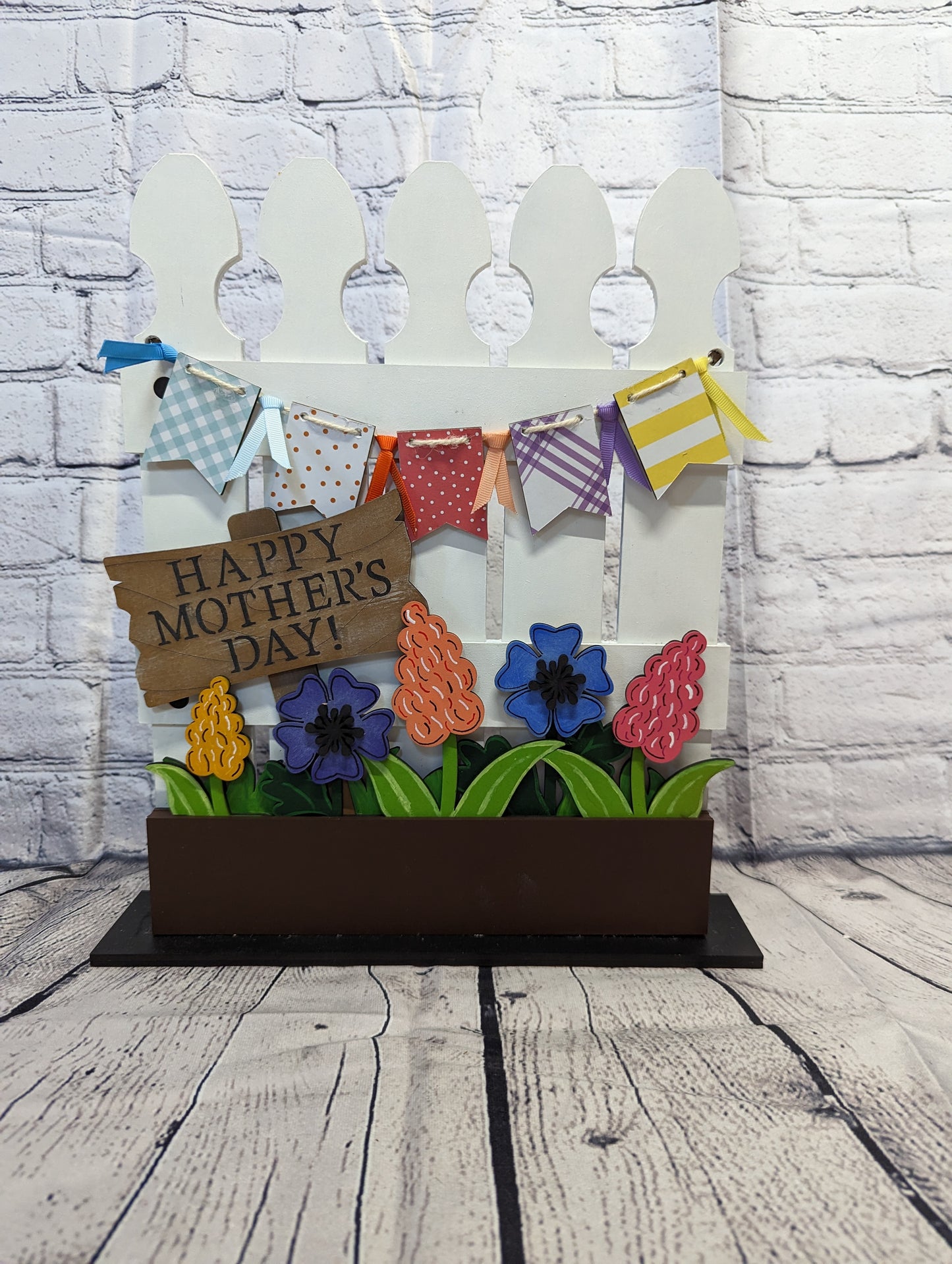 White Picket Fence Shelf Sitter